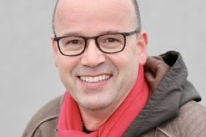 Verrassende nieuwkomer op de lijst van PvdA Olst-Wijhe is André Smit. De verenigingsman pur sang staat op de vierde plaats. “Ik kom uit een echt rood nest. Mijn opa en vader waren wars van de kouwe kak. Niet lullen maar poetsen. Dat neem ik mee in mijn dagelijks leven, dat probeer ik mijn zonen ook mee te geven. Verantwoordelijkheid nemen, ook bij de vereniging waar je lid van bent. Daar gaat het om!”